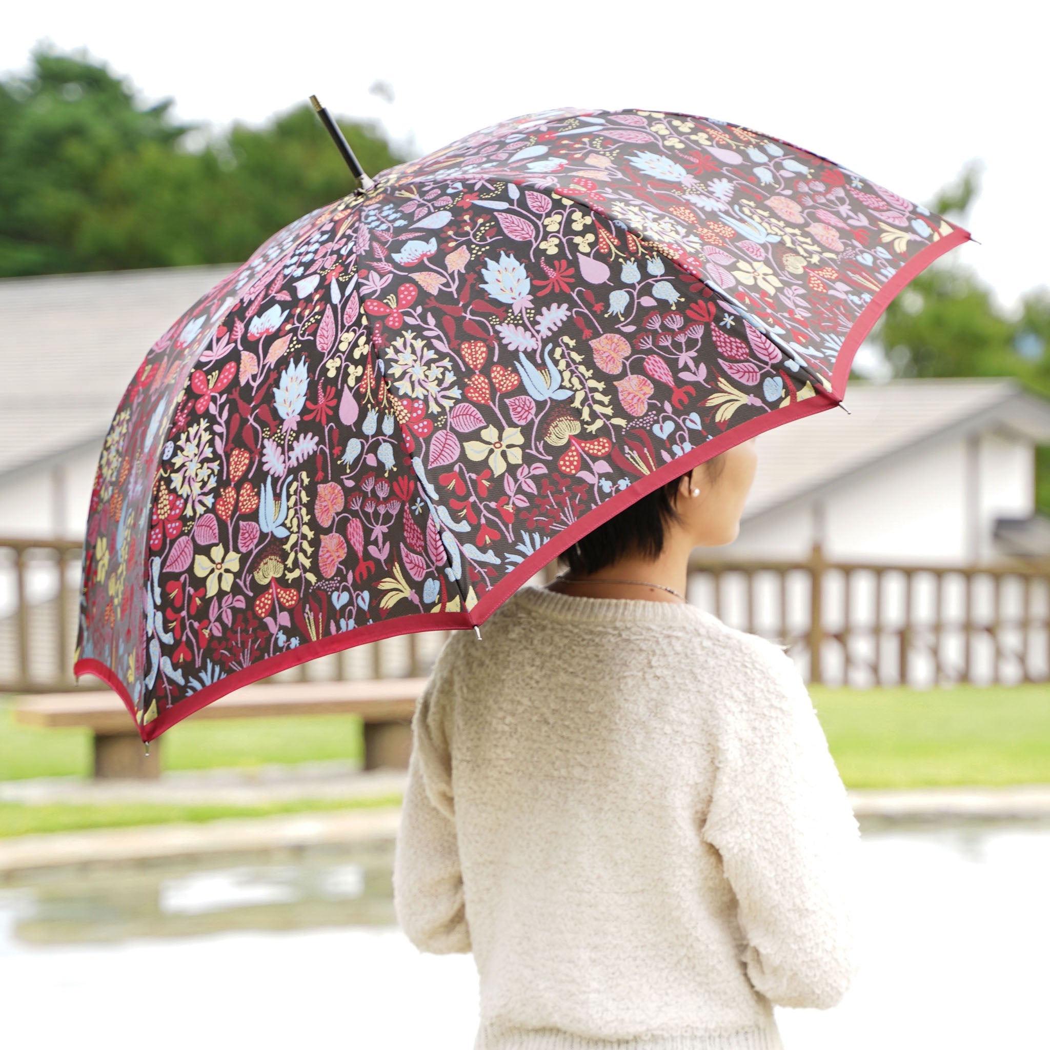 晴雨兼用　レディース　Stig L. HERBARIUM　レッド　長傘　使用イメージ