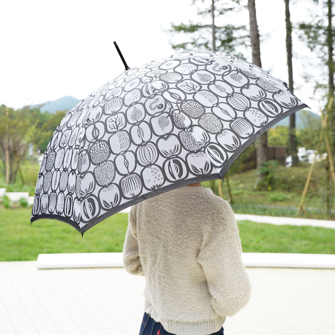 晴雨兼用　レディース　Stig L. FRUKTLADA　ホワイト　長傘　使用イメージ