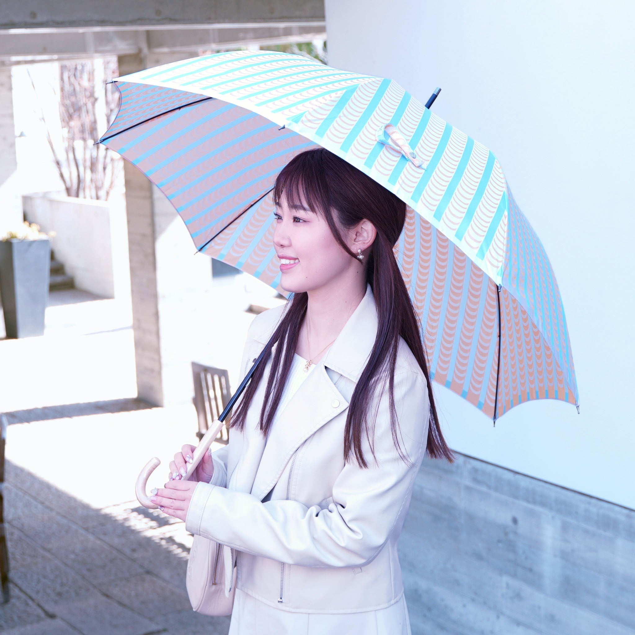 晴雨兼用　レディース　Stig L. DRAPES　オレンジ　長傘　使用イメージ