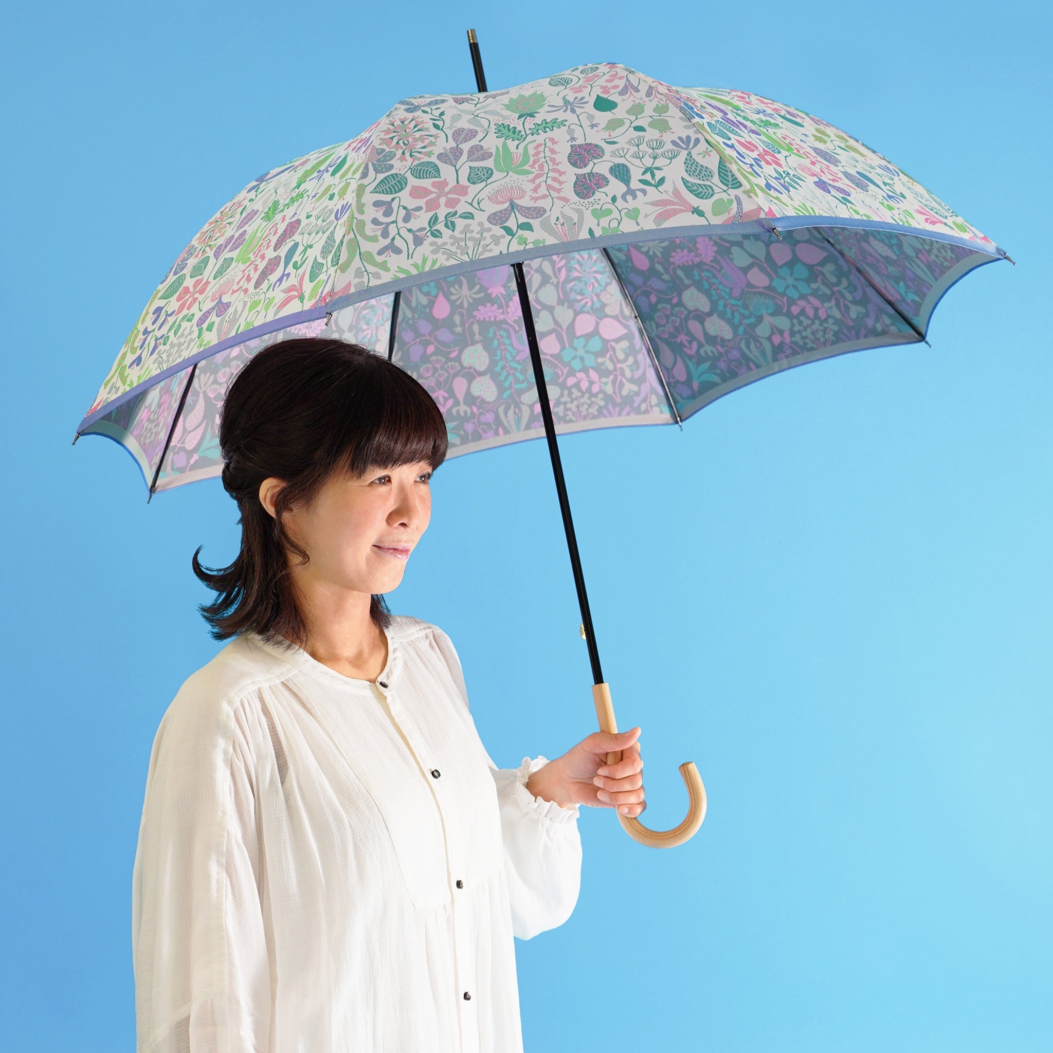晴雨兼用　レディース　Stig L. HERBARIUM　ライトブルー　長傘　使用イメージ
