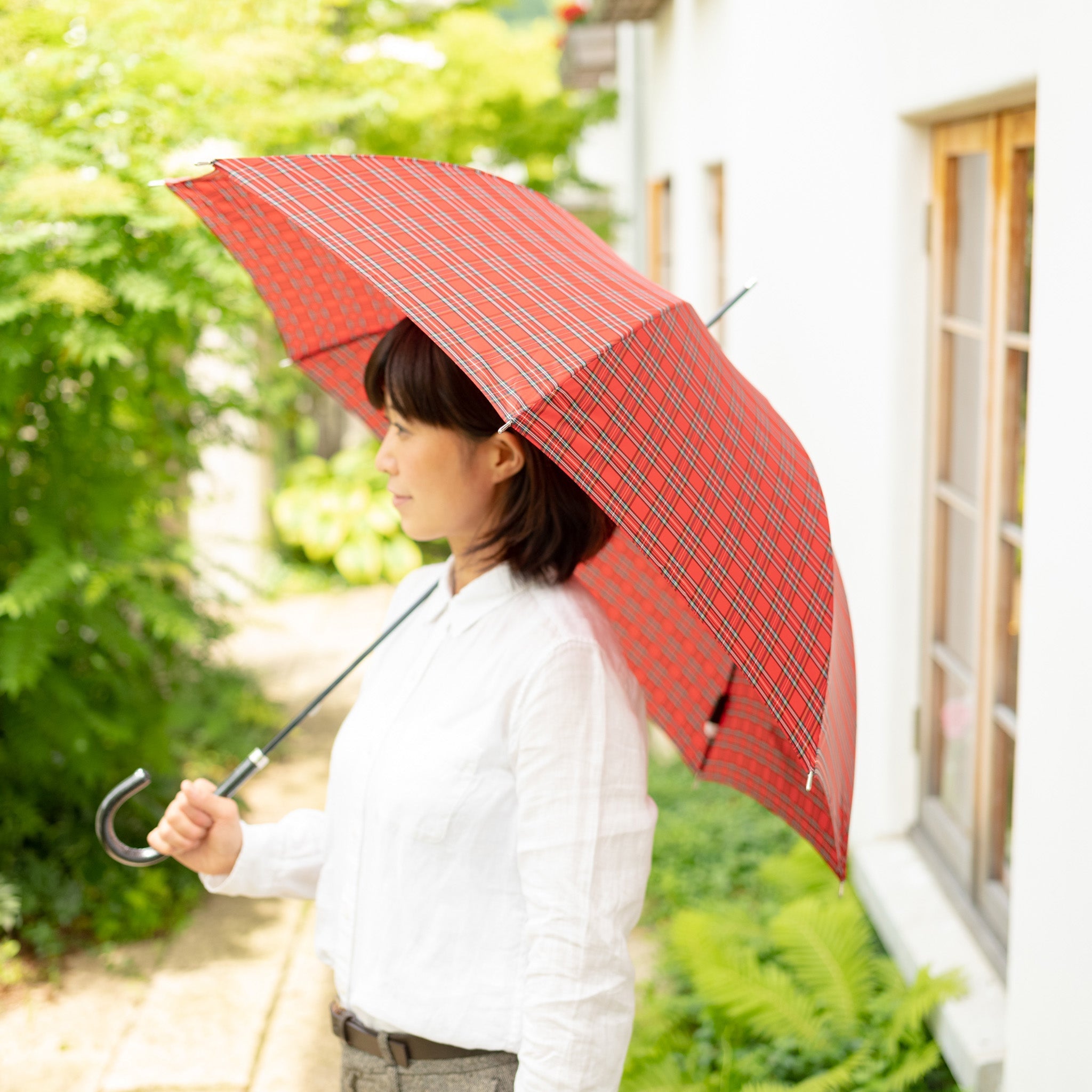 レディース雨傘　レトロチェック　長傘　使用イメージ
