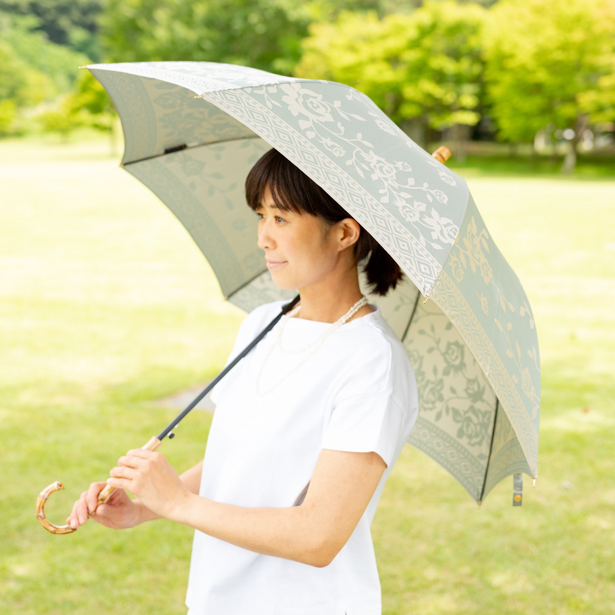 晴雨兼用　レディース　kirie　バラ　セイジグリーン　長傘　使用イメージ