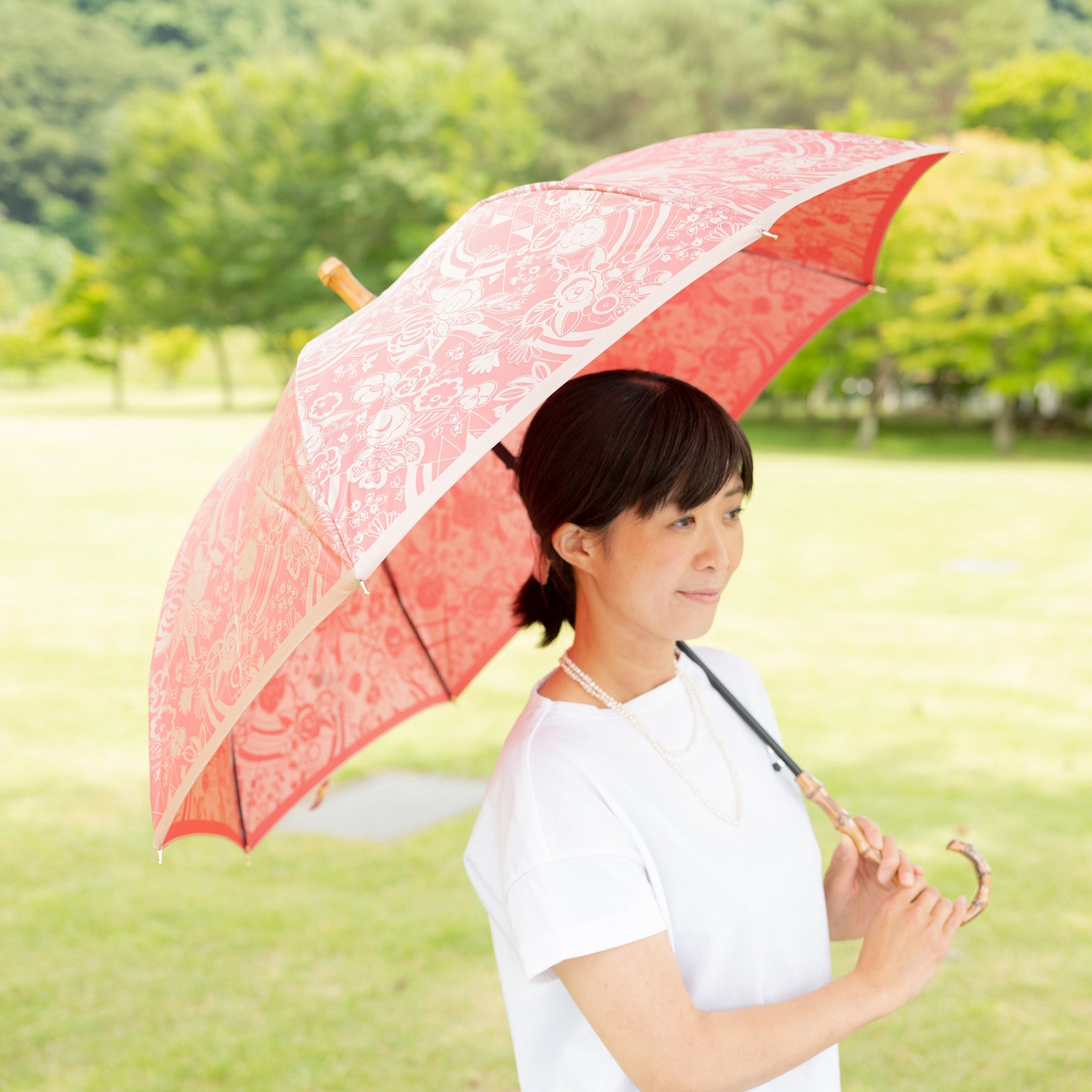 晴雨兼用　レディース　kirie　更紗　ルージュ　長傘　使用イメージ