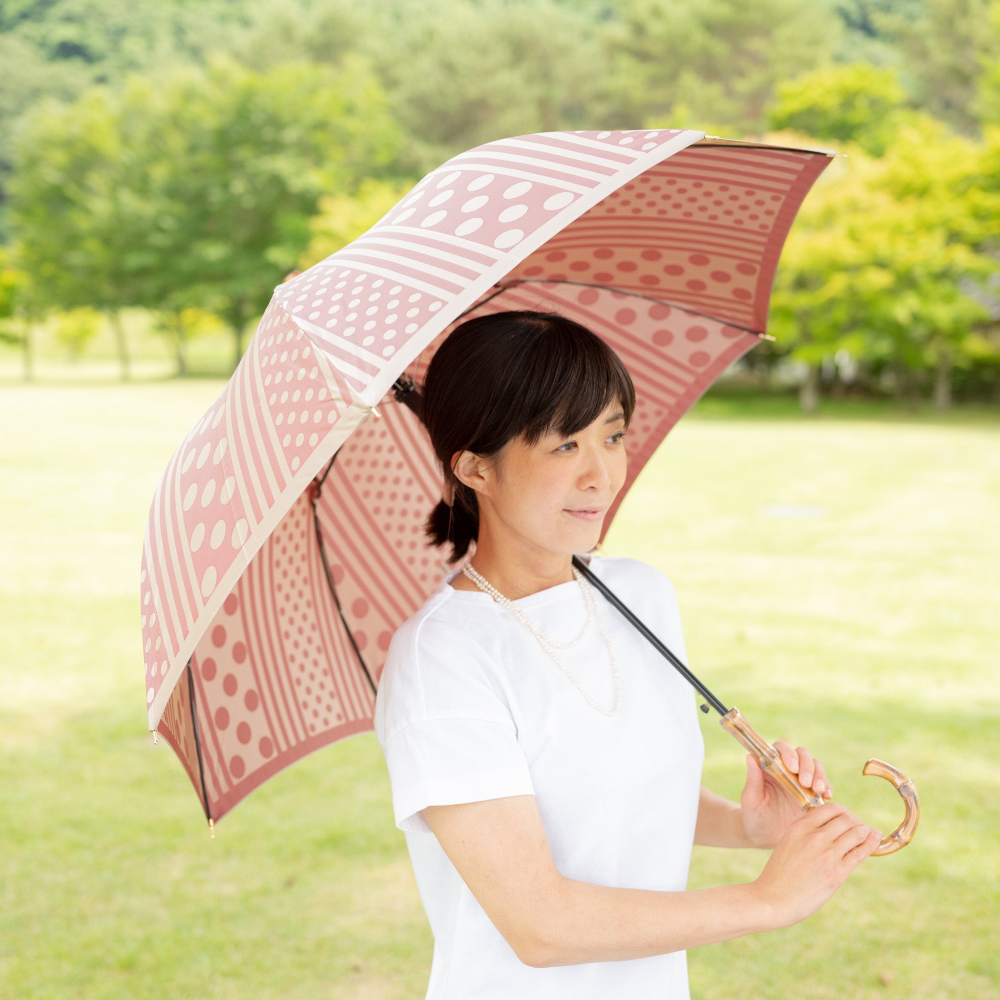 晴雨兼用　レディース　kirie　ドットとストライプ　アンティークボルドー　長傘　使用イメージ