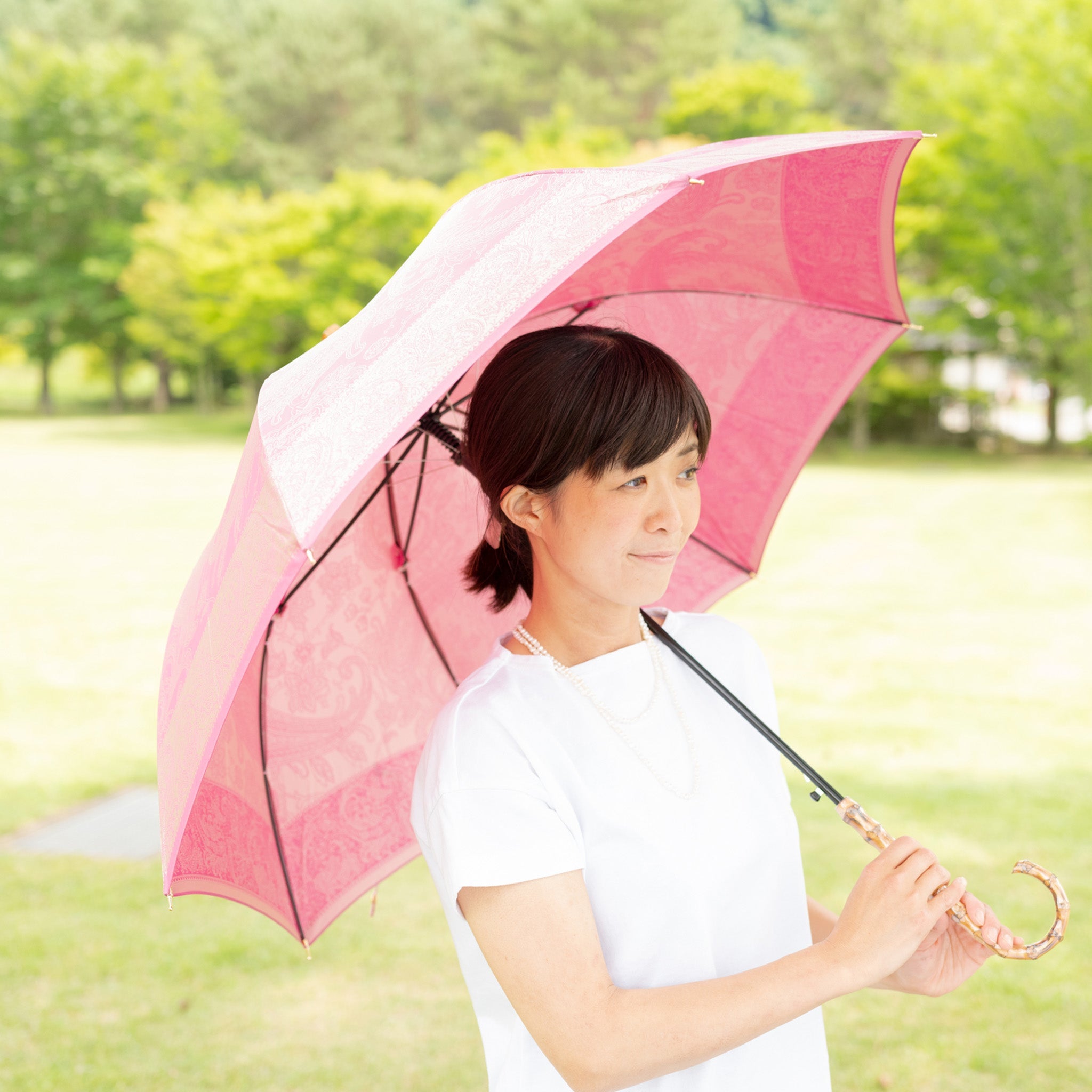 晴雨兼用　レディース　kirie　ペイズリー　ピオニーピンク　長傘　使用イメージ