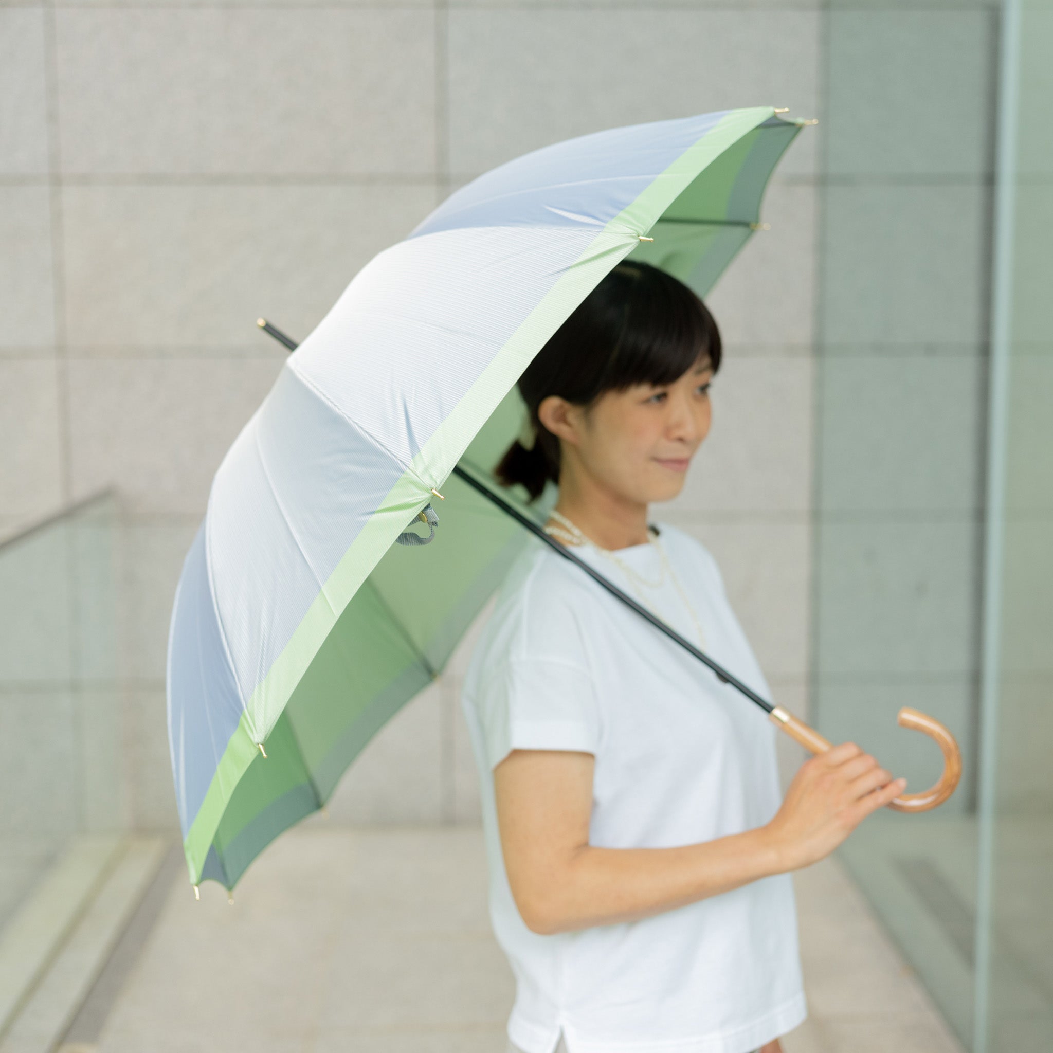 晴雨兼用　レディース　SCENE　グログランシャンブレー　ブルー　長傘　使用イメージ