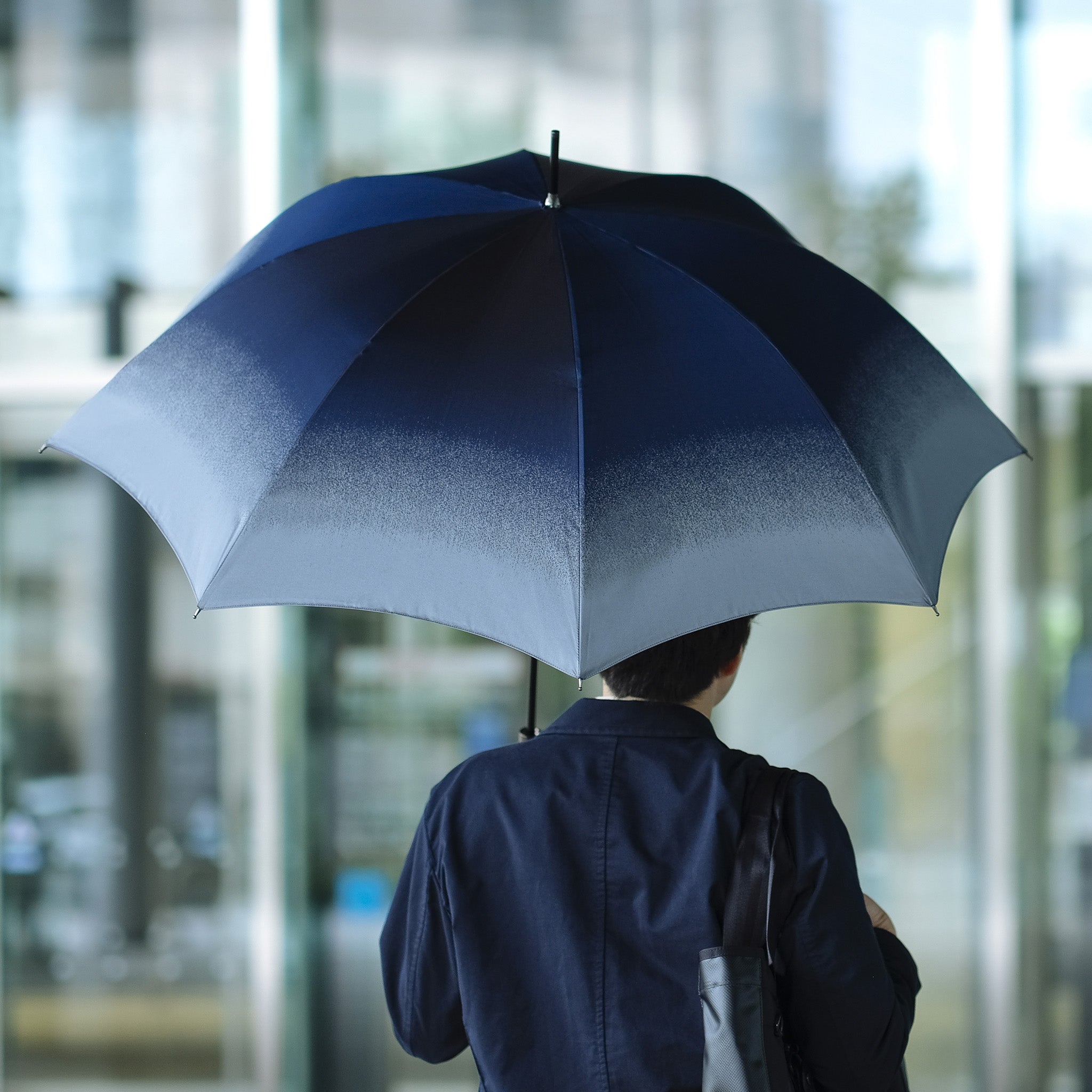 晴雨兼用　メンズ　RefleCouture　プラチナ　長傘　使用イメージ