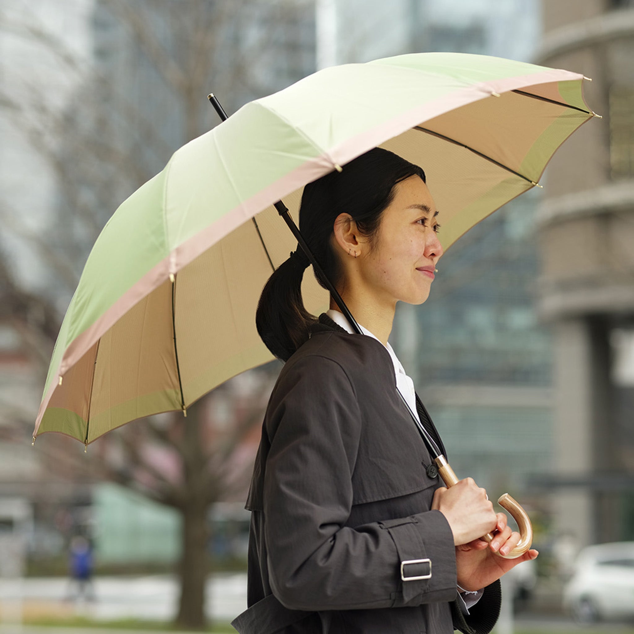 晴雨兼用　レディース　SCENE　グログランシャンブレー　グリーン　長傘　使用イメージ