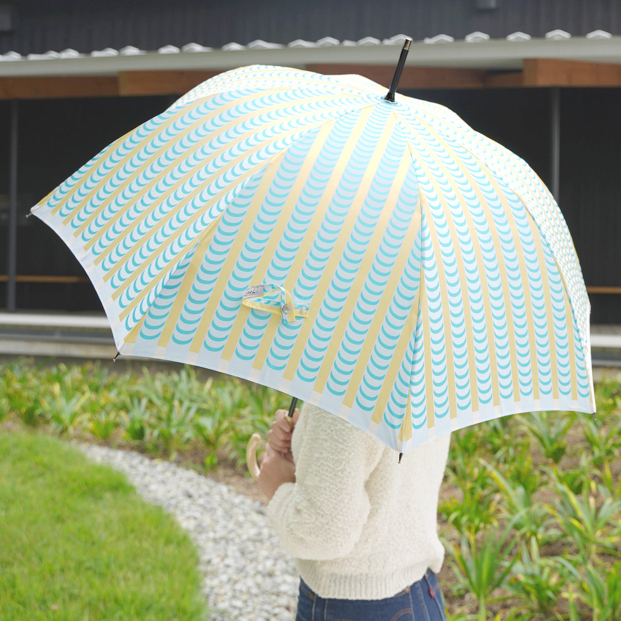 晴雨兼用　レディース　Stig L. DRAPES　グリーン　長傘　使用イメージ