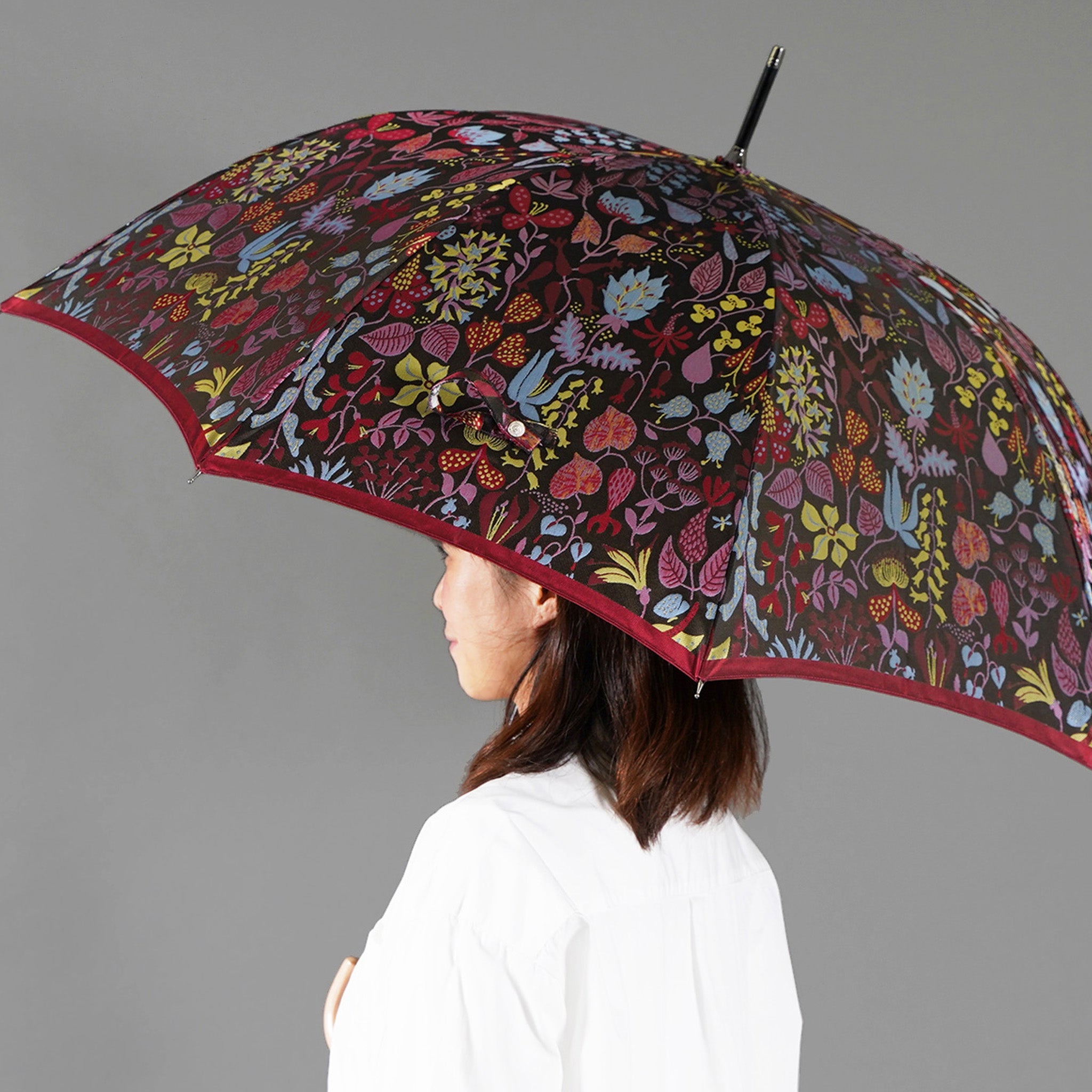 晴雨兼用　レディース　Stig L. HERBARIUM　レッド　長傘　使用イメージ