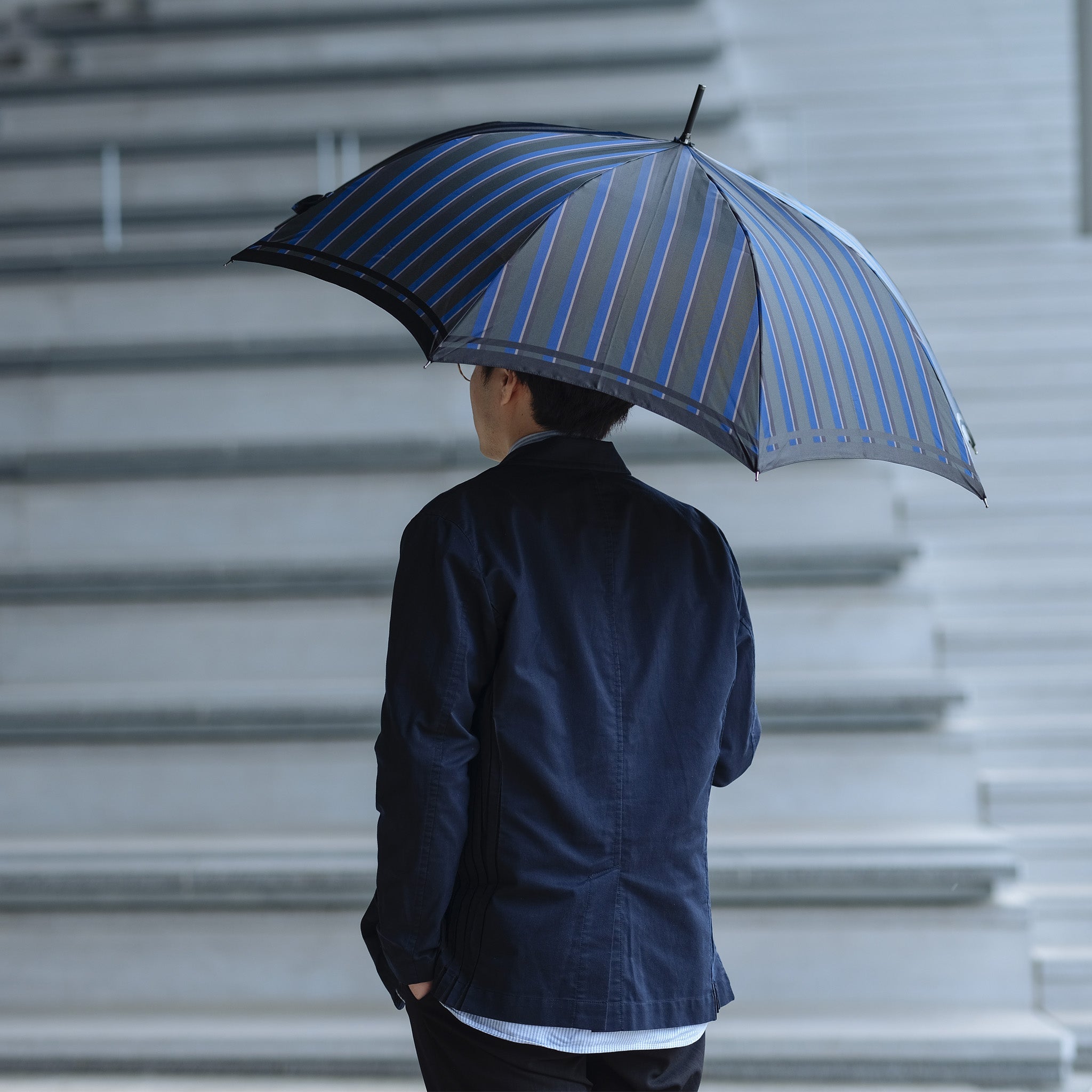 晴雨兼用　メンズ　Tie Stripe×Plain GREEN　長傘　使用イメージ