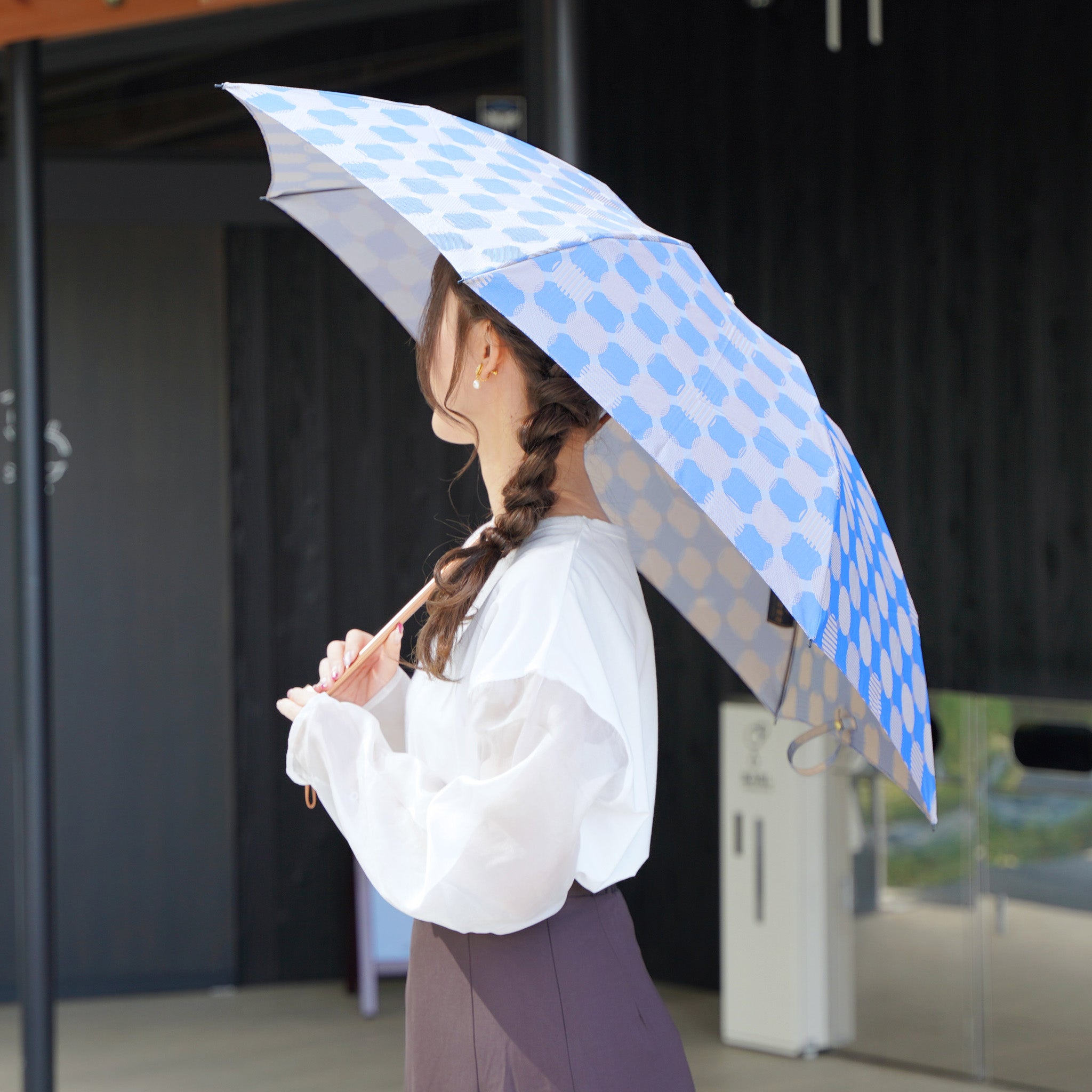 晴雨兼用　レディース　ノルディック　ドットコラージュ　ブルー　折りたたみ傘　使用イメージ