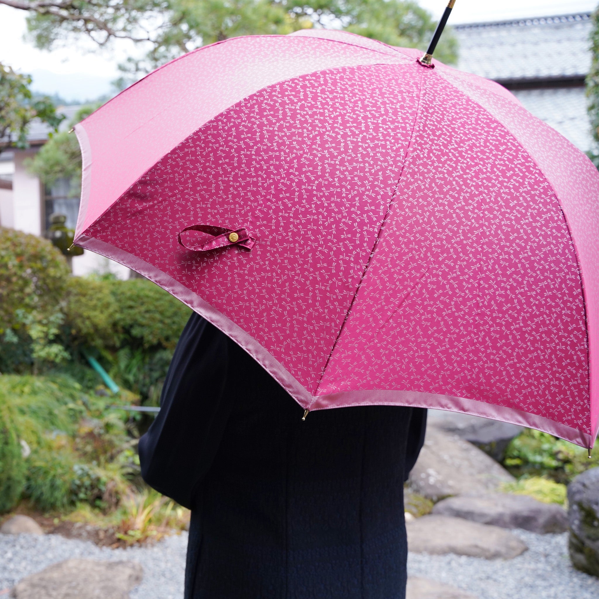 晴雨兼用　レディース　小紋　ワイン　長傘　使用イメージ