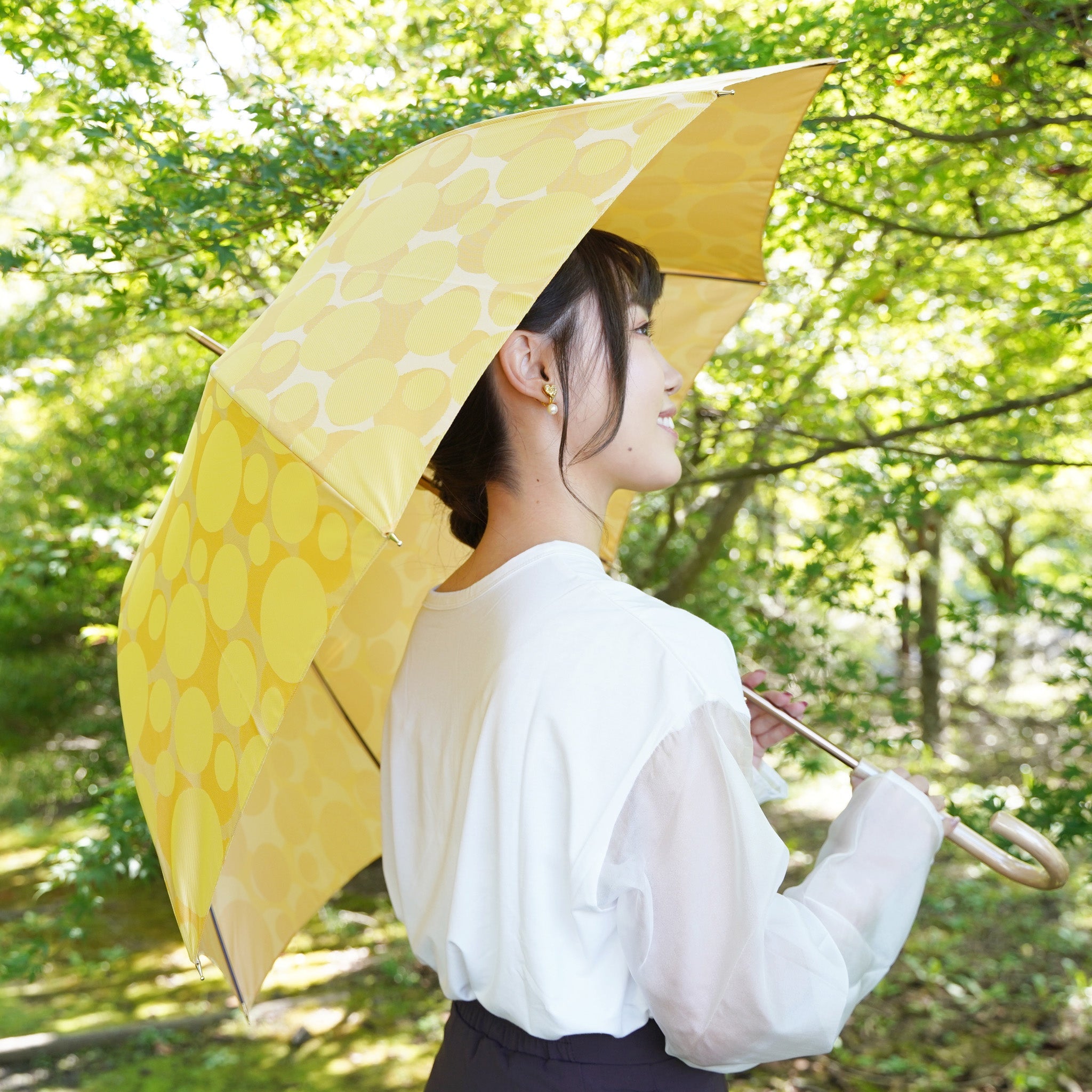 晴雨兼用　レディース　ノルディック　バブル　イエロー　長傘　使用イメージ