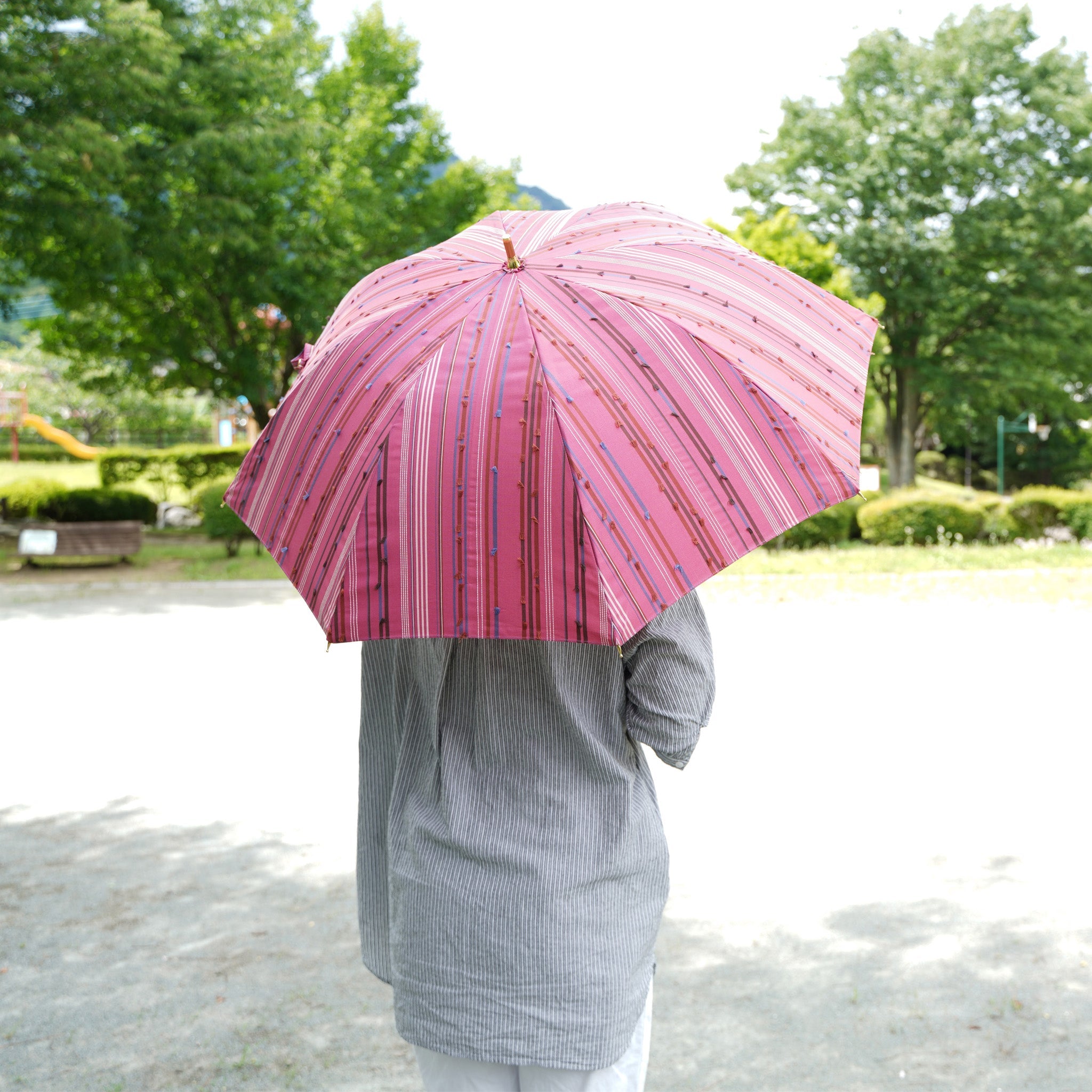 晴雨兼用　レディース　feel.t　ステッチストライプ　ピンク　スライドショート傘　使用イメージ