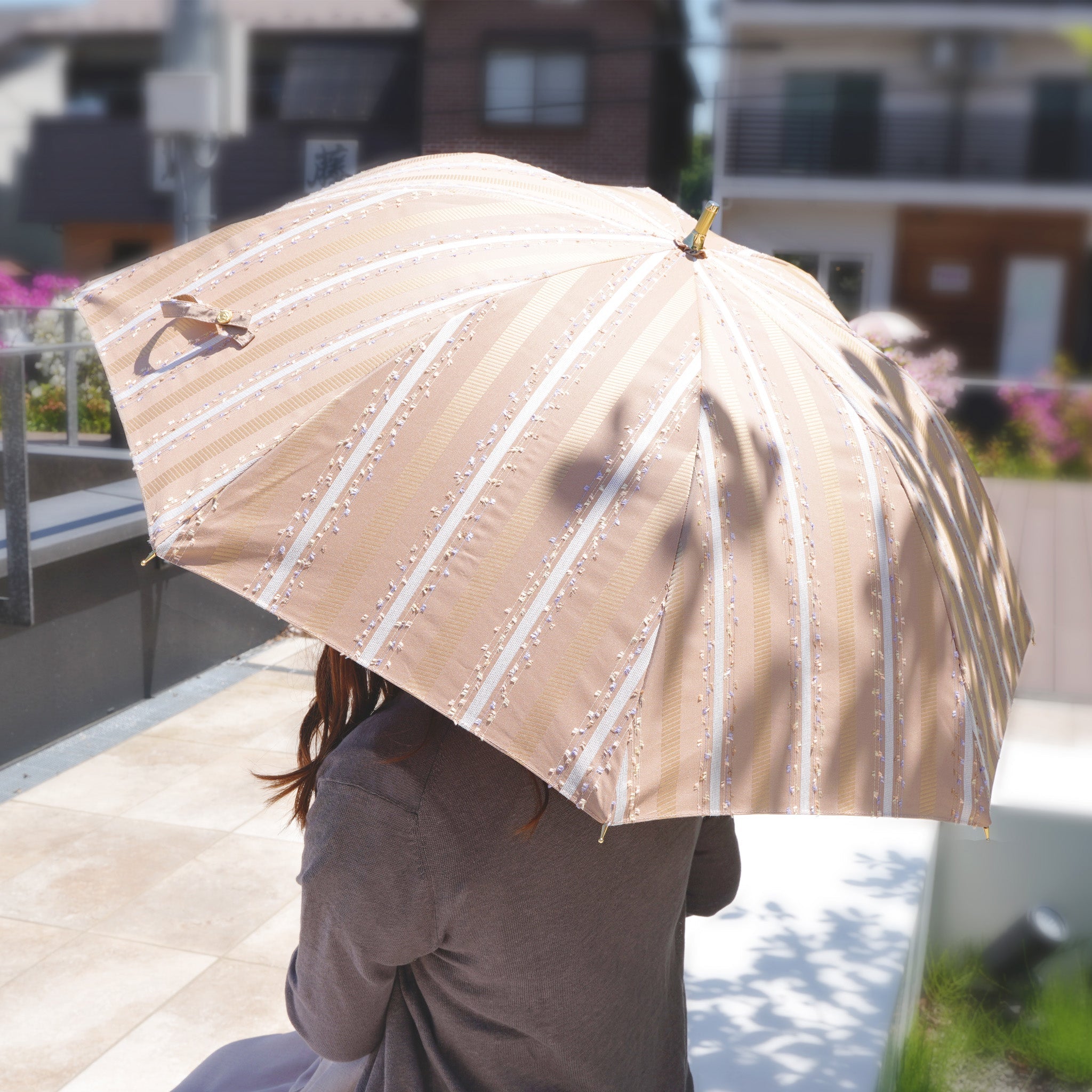 晴雨兼用　レディース　feel.t　ファンシーストライプ　ベージュ　スライドショート傘　使用イメージ
