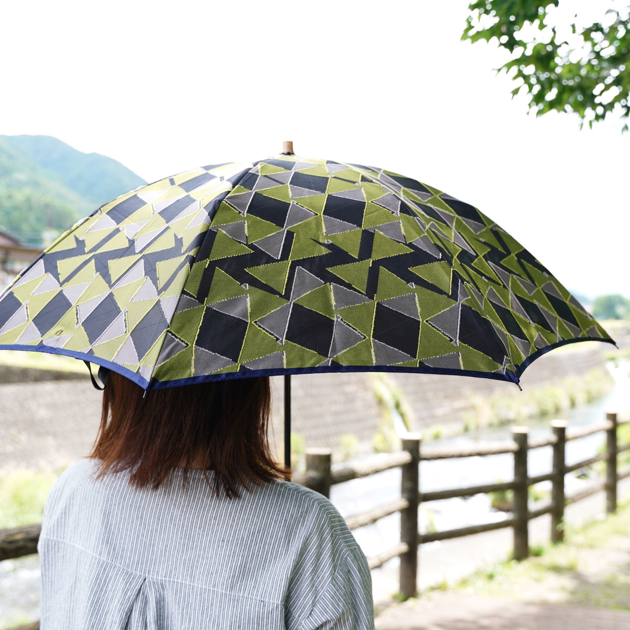 晴雨兼用　レディース　fusion　RIBBON　ネイビー　折りたたみ傘　使用イメージ