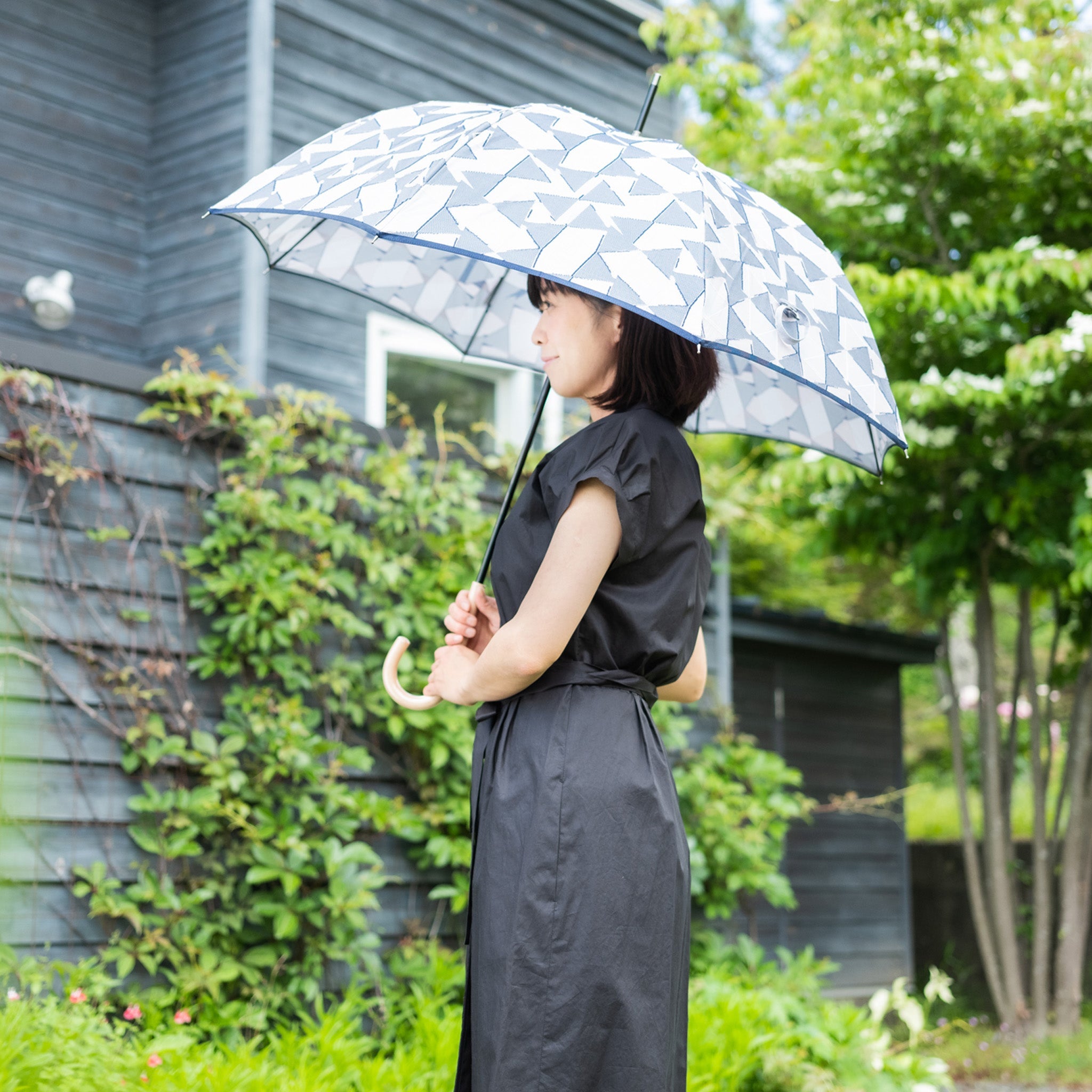 晴雨兼用　レディース　fusion　RIBBON　グレー　長傘　使用イメージ
