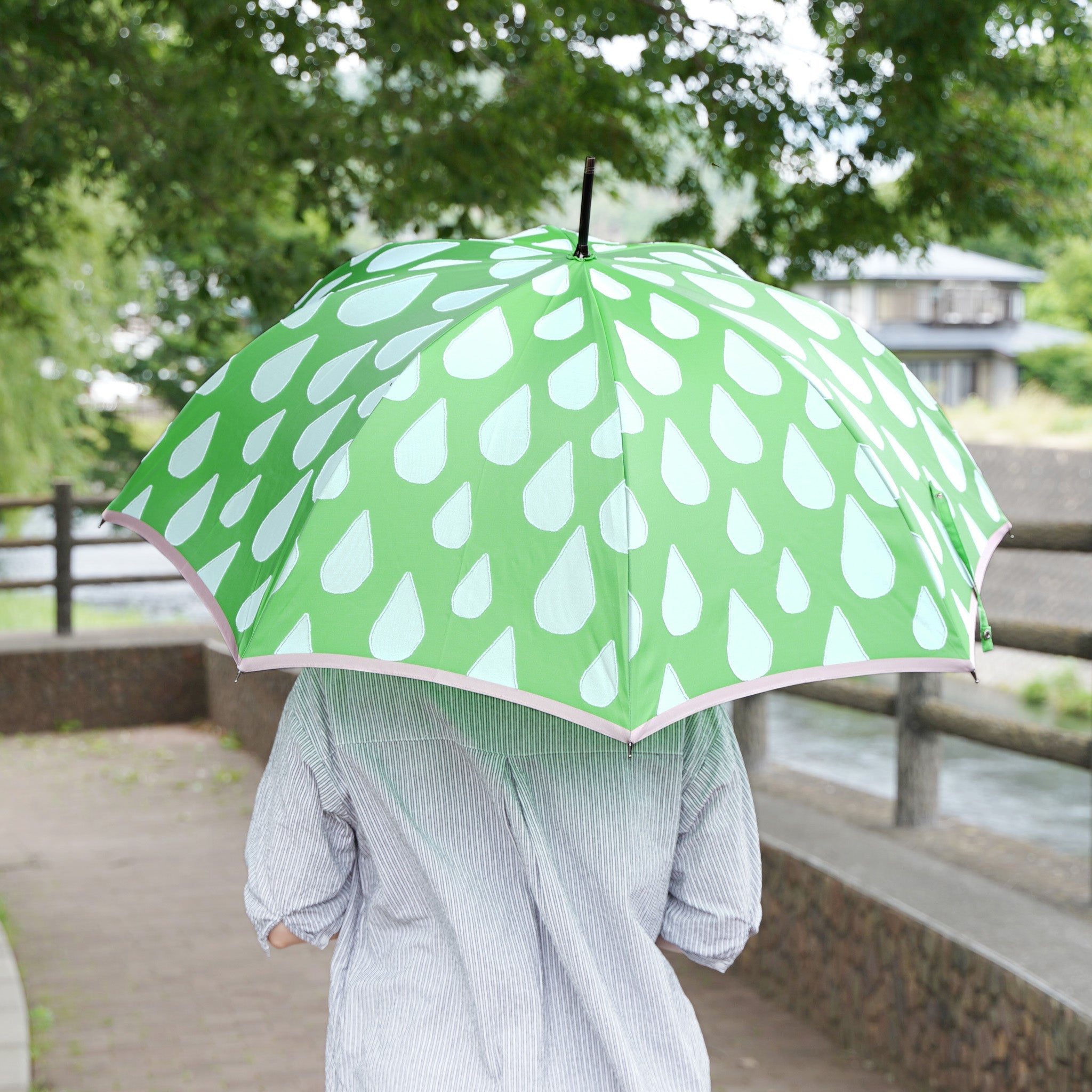 晴雨兼用　レディース　fusion　SHIZUKU　グリーン　長傘　使用イメージ