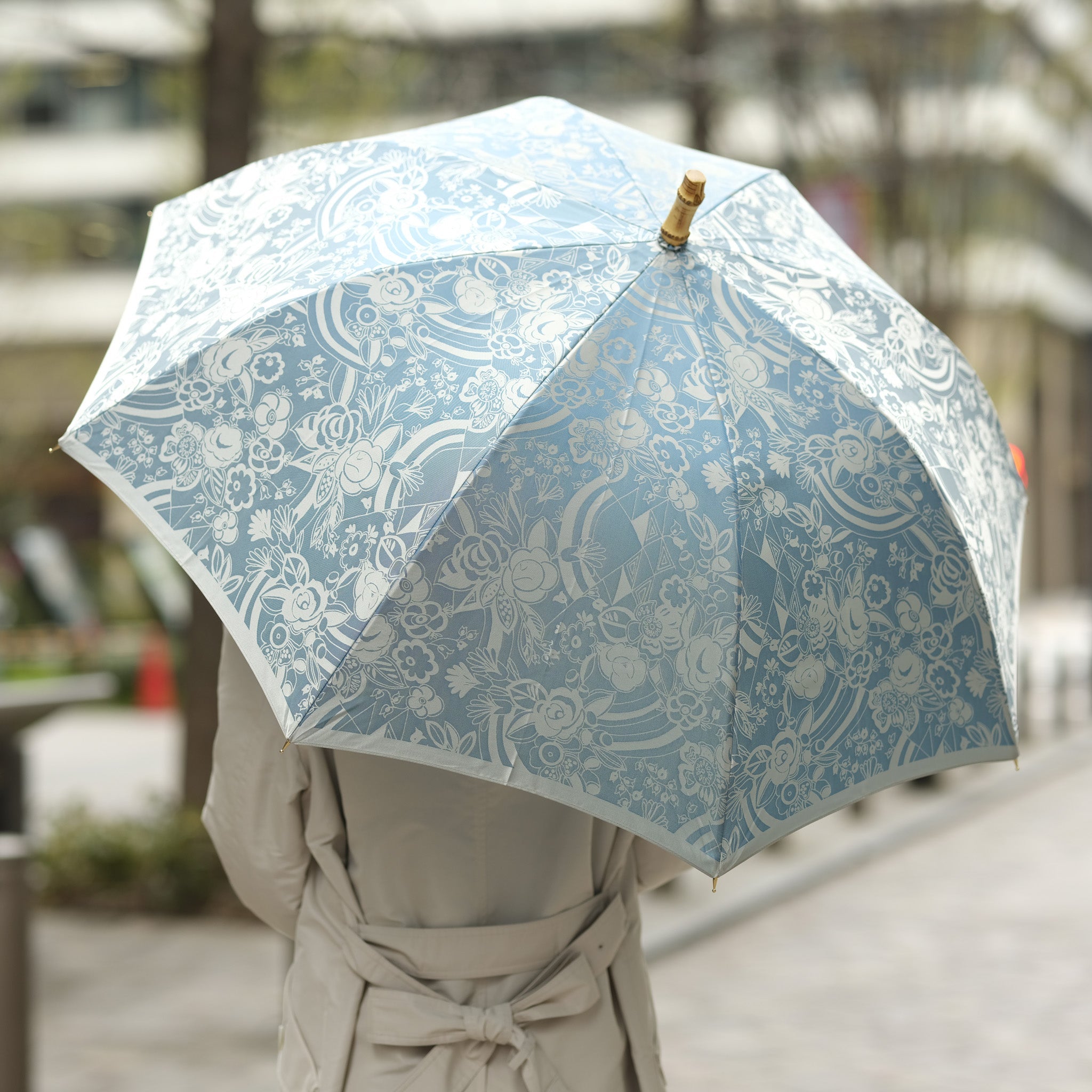晴雨兼用　レディース　kirie　更紗　レイクブルー　長傘　使用イメージ