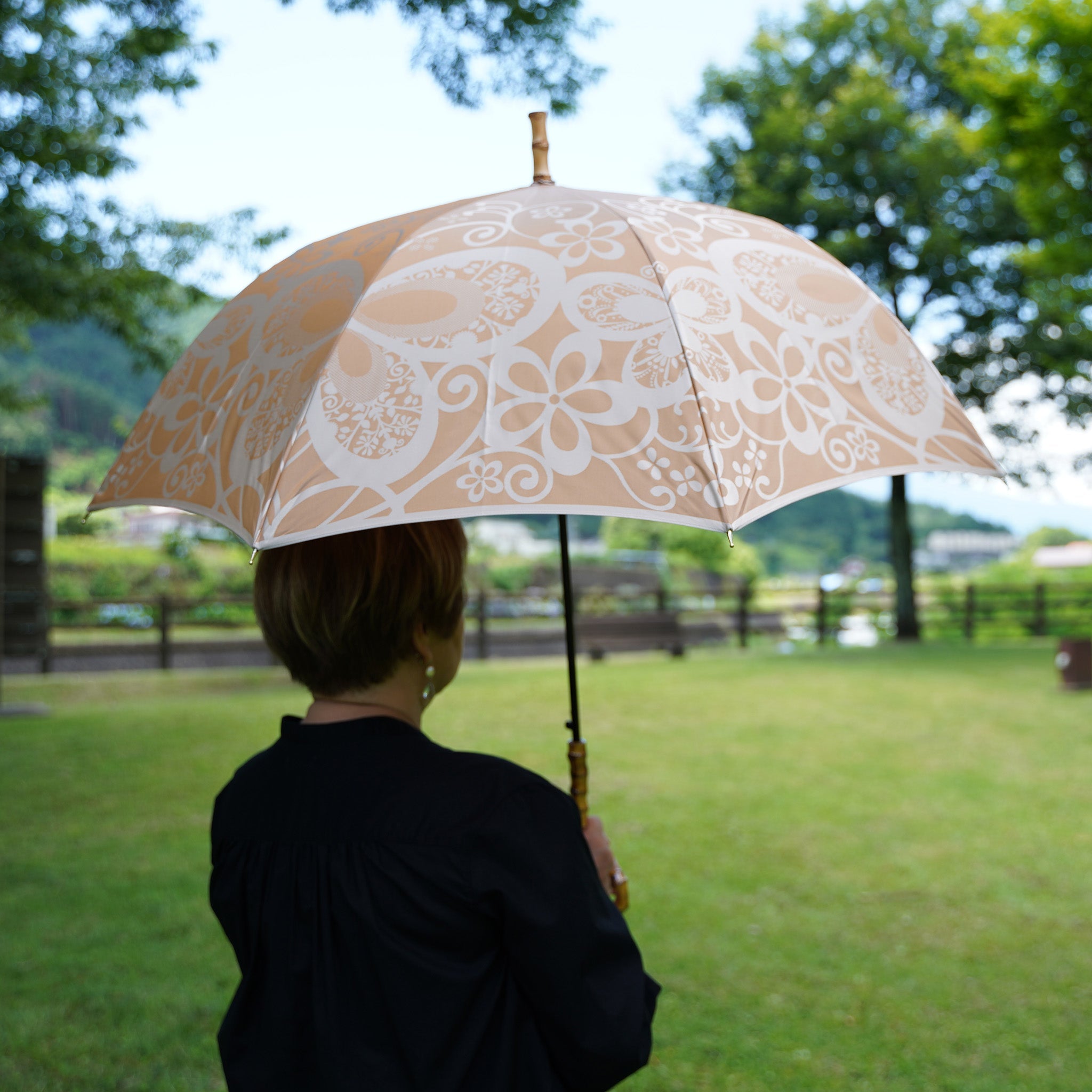 晴雨兼用　レディース　kirie　蝶々　ハニーマスタード　長傘　使用イメージ