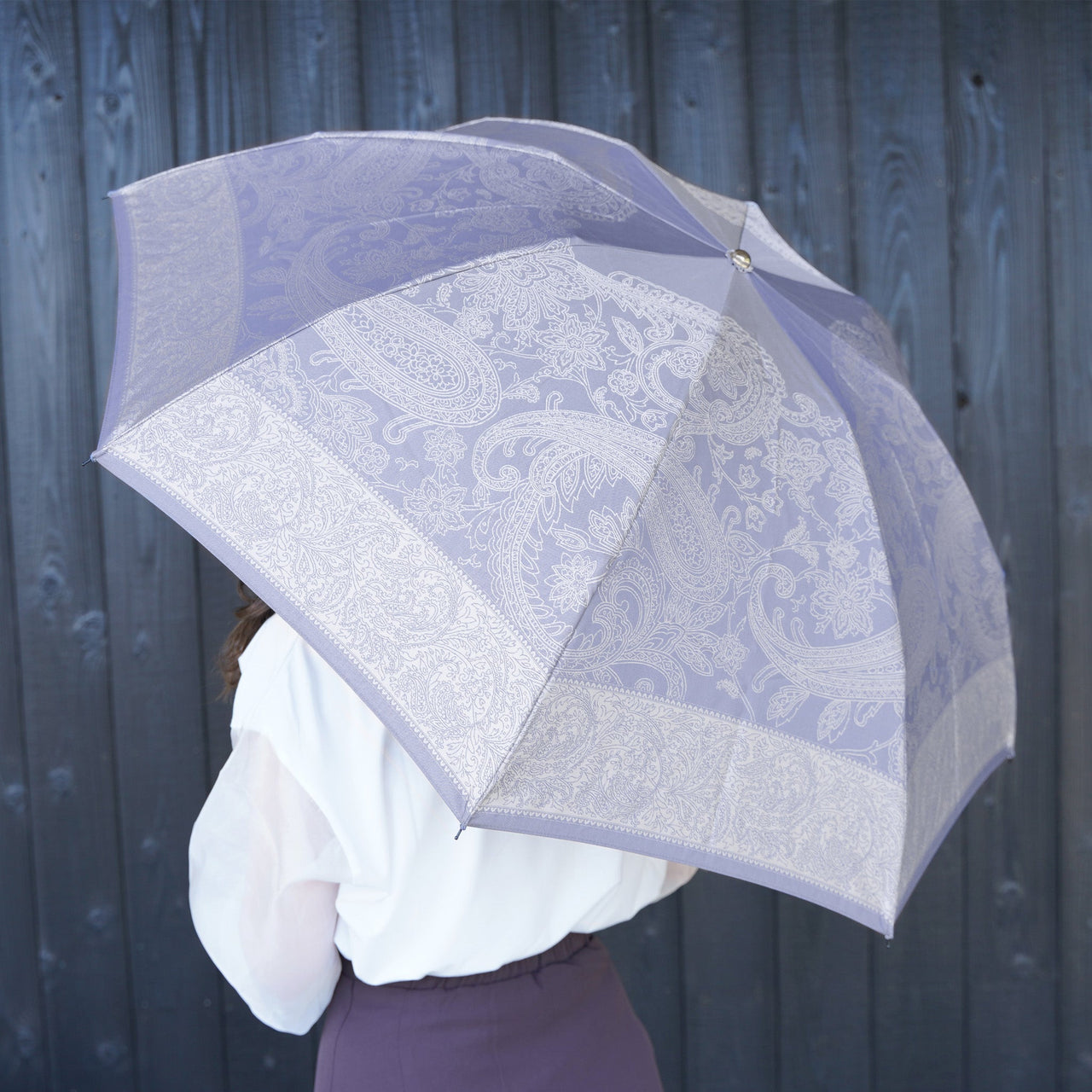 晴雨兼用　レディース　kirie　ペイズリー　アイスブルー　折りたたみ傘　使用イメージ