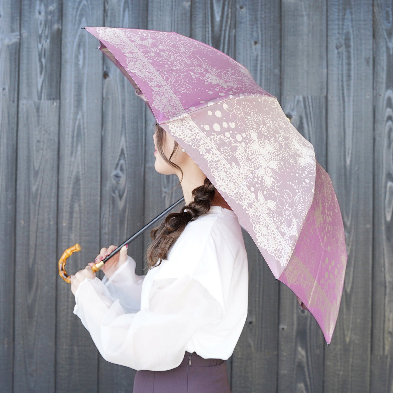 晴雨兼用　レディース　kirie　ドットフラワー　アメジスト　折りたたみ傘　使用イメージ