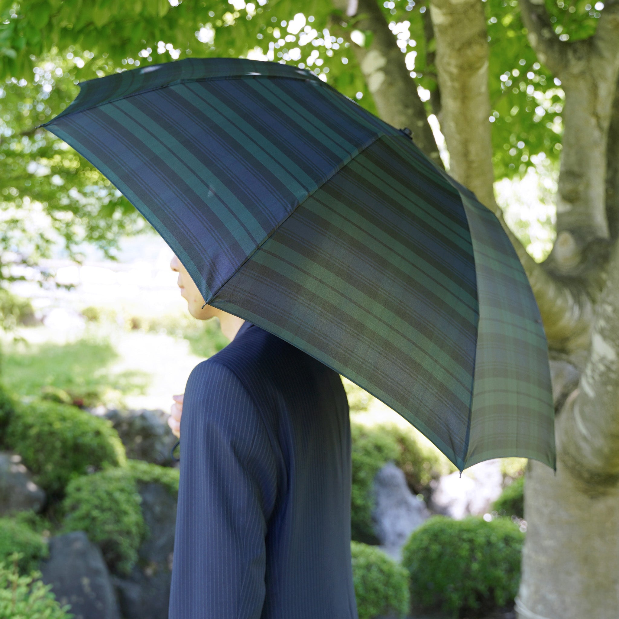 晴雨兼用　メンズ　Makita Trad　Black Wach　折りたたみ傘　使用イメージ