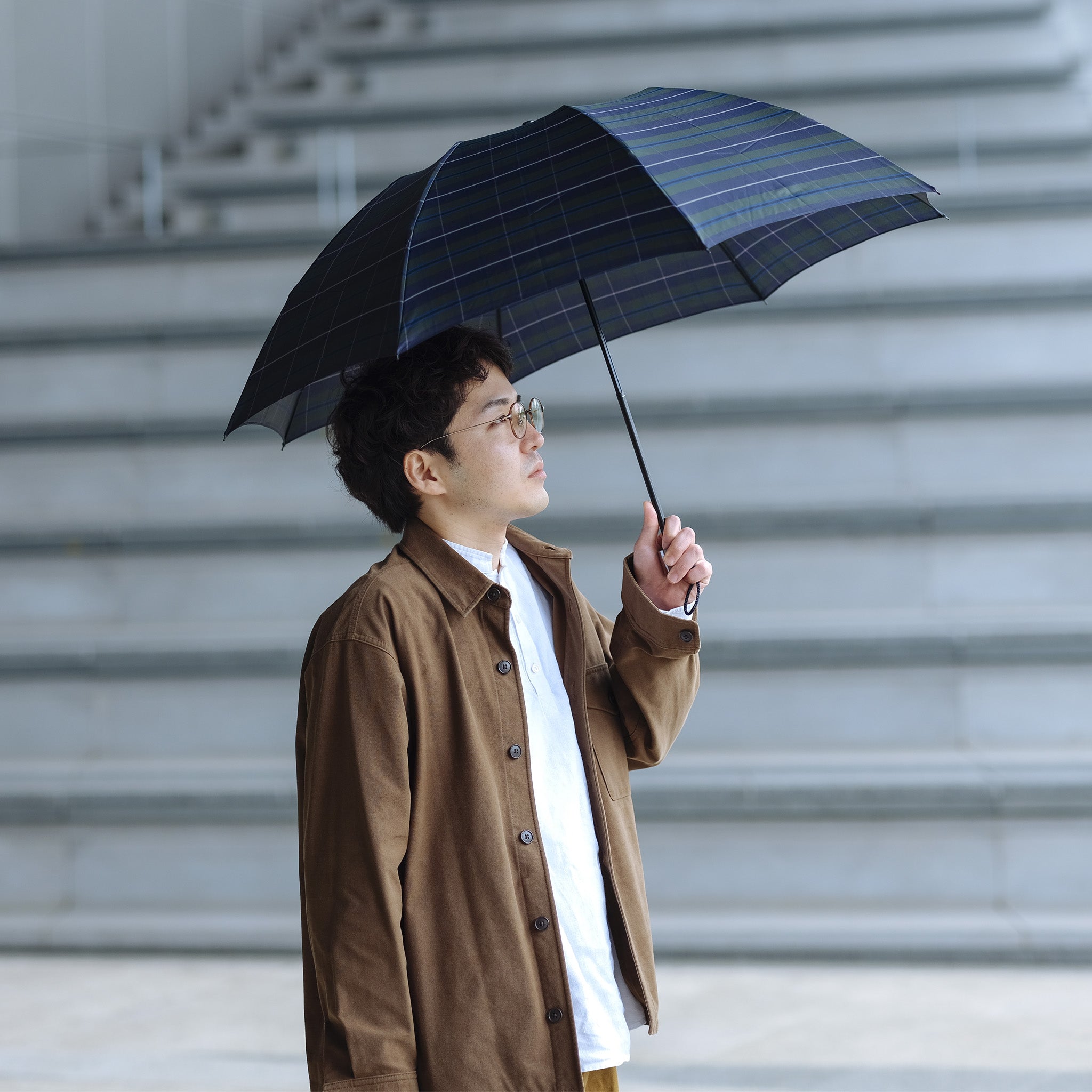 晴雨兼用　メンズ　Makita Trad　Douglas green　折りたたみ傘　使用イメージ