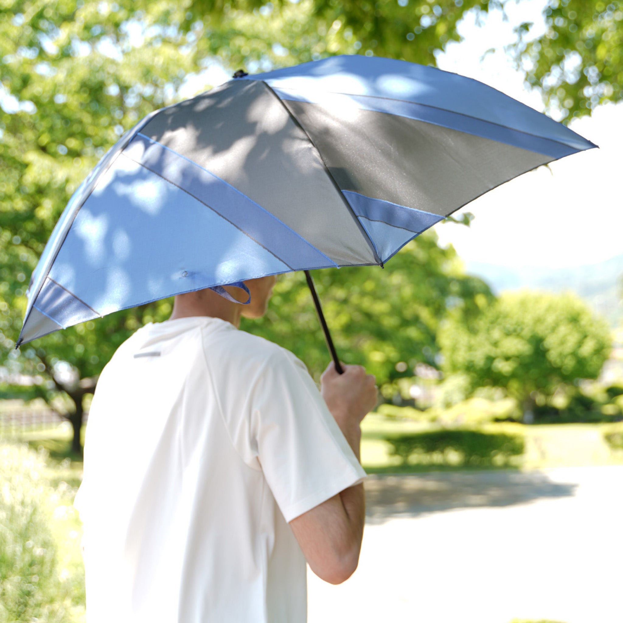 晴雨兼用　レディース　メンズ　repel.　Portable umbrella 　Blue　折りたたみ傘　使用イメージ