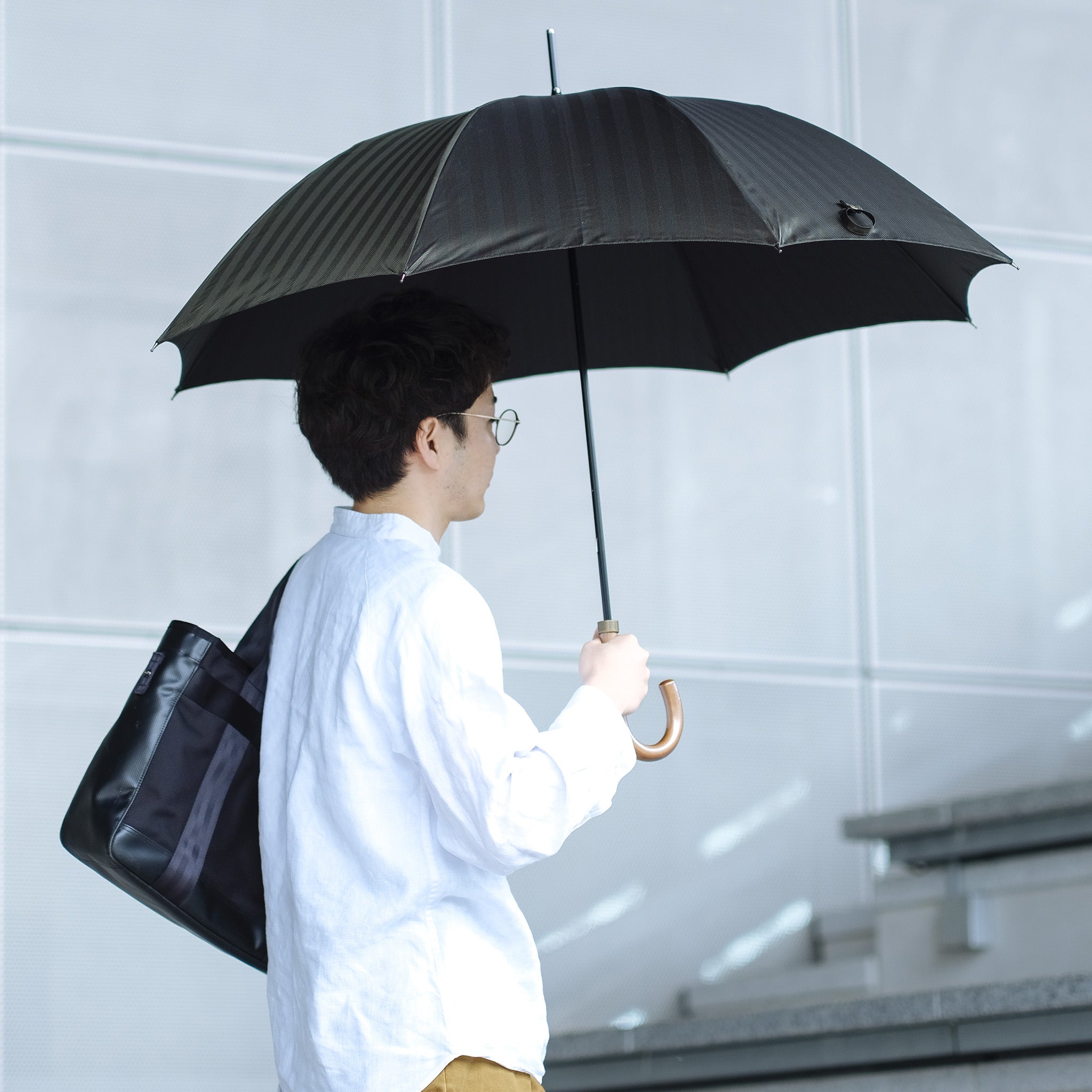 晴雨兼用　メンズ　MAKITA STANDARD　カーキ　長傘　使用イメージ